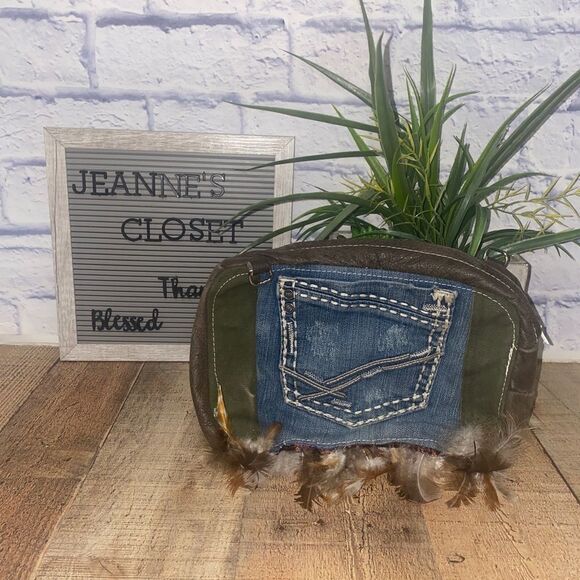 Upcycled BKe jeans bag with real feathers - Picture 1 of 13